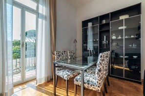 Dining - Spacious Vatican flat with a balcony and Views (Roma)