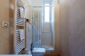 Shower, bidet - Spacious Vatican flat with a balcony and Views (Roma)