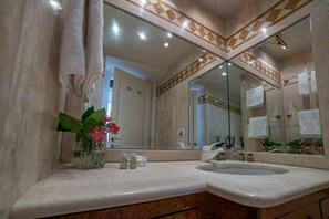 Haartrockner, Bidet, Handtücher