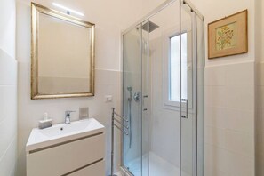 Regadera, secadora de cabello, bidet, toallas