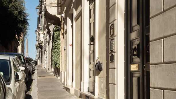 A narrow street lined with historic buildings, parked cars, and a clear sky. - The Mirror Suite - Spanish Steps (Roma)