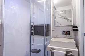 Douche, sèche-cheveux, bidet, serviettes fournies