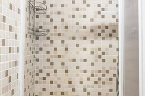 Dusche, Haartrockner, Bidet, Handtücher