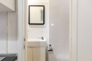 Shower, hair dryer, bidet, towels - Navona Spacious & Sanitized flat (Roma)