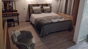 A bedroom with a bed, bedside tables, a desk, and a chair. - La Grange, in the heart of Périgord Noir, calm, serene and independent  (DAGLAN)