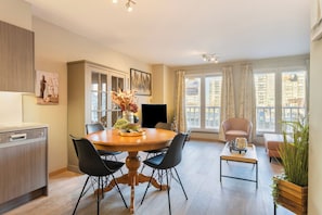 Apartment | Dining - Apartment in Blankenberge With Marina View (Blankenberge)