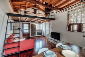 Apartment, Stadtblick | Wohnbereich