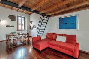Apartment, Stadtblick | Wohnbereich