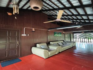 Laptop workspace, bed sheets - Hotel O Awana Homestay (Nibong Tebal)