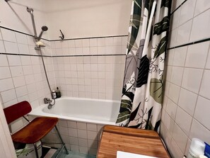 Haartrockner, Handtücher, Seife, Toilettenpapier