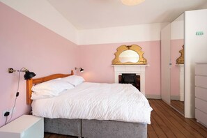 4 slaapkamers, reisbedje, wifi, beddengoed