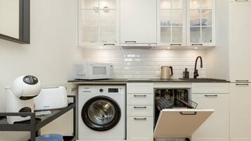 Coffee/tea maker, fridge, microwave, stovetop