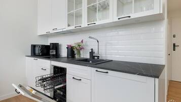 Fridge, microwave, stovetop, dishwasher