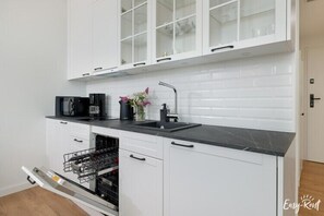 Fridge, microwave, stovetop, dishwasher