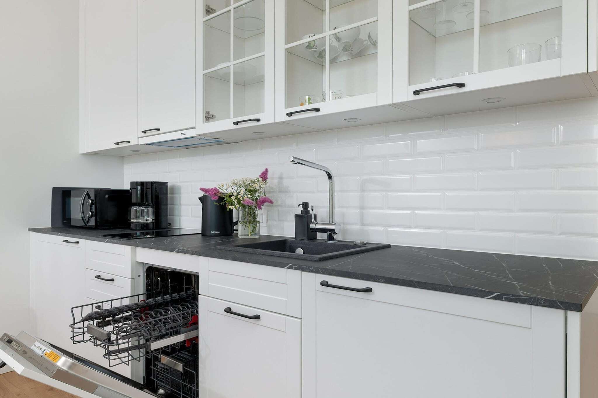 Wasserkocher mit Kaffee-/Teezubehör, Kühlschrank, Mikrowelle, Herdplatte
