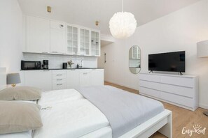 Iron/ironing board, travel crib, WiFi, bed sheets
