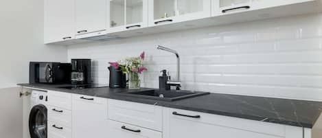 Cafeteira/chaleira, geladeira, micro-ondas, cooktop