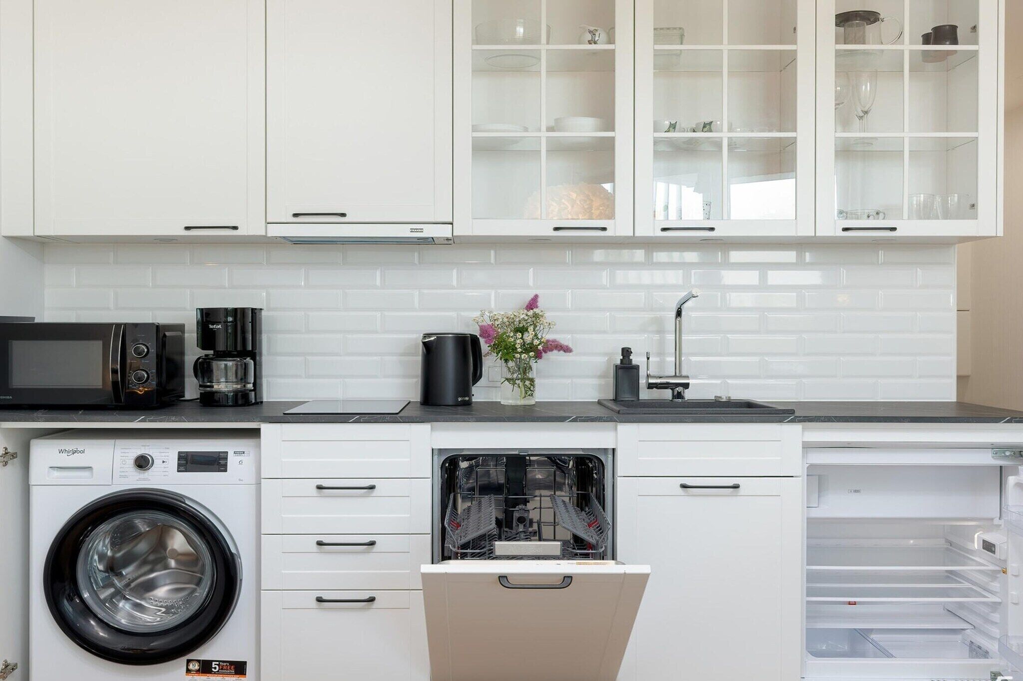 Coffee/tea maker, fridge, microwave, stovetop