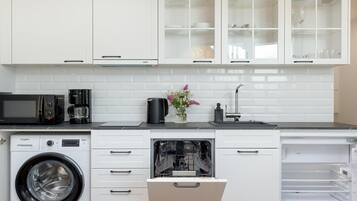 Coffee/tea maker, fridge, microwave, stovetop