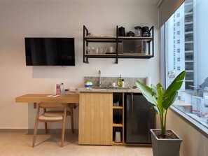 Căn hộ (405) | Bếp riêng | Ấm điện, dụng cụ nấu nướng/bát dĩa/dao nĩa 