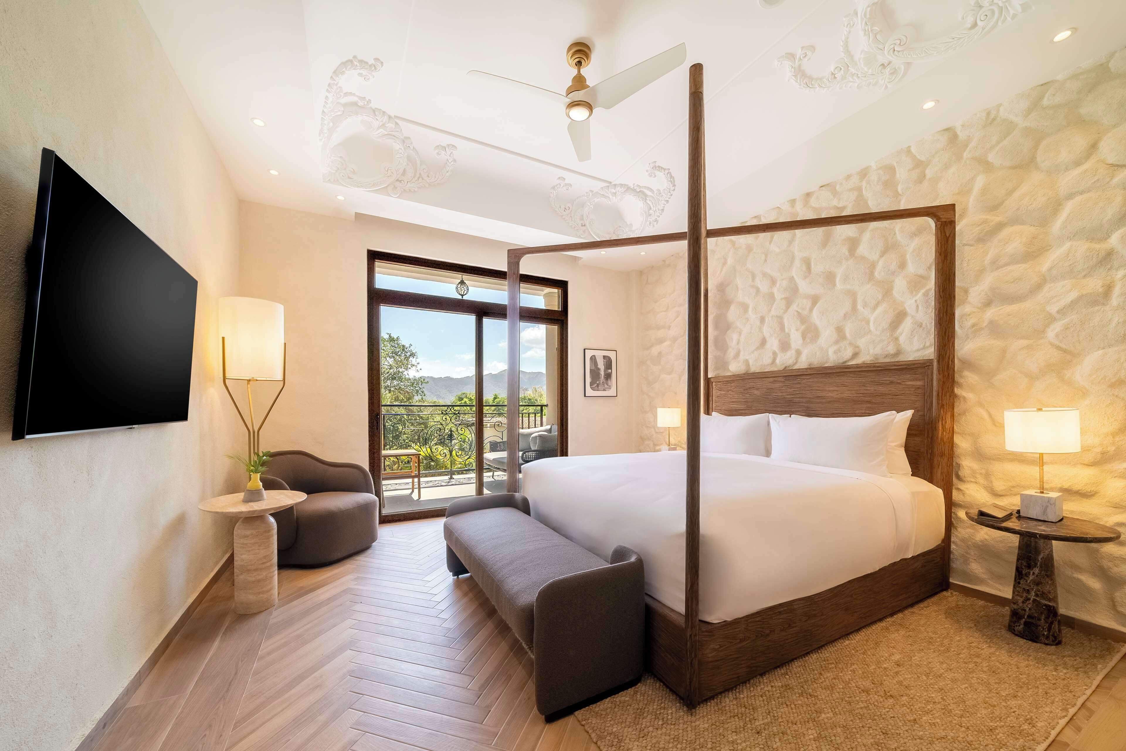 Deluxe Room, 1 King Bed | Frette Italian sheets, premium bedding, down duvets, Select Comfort beds