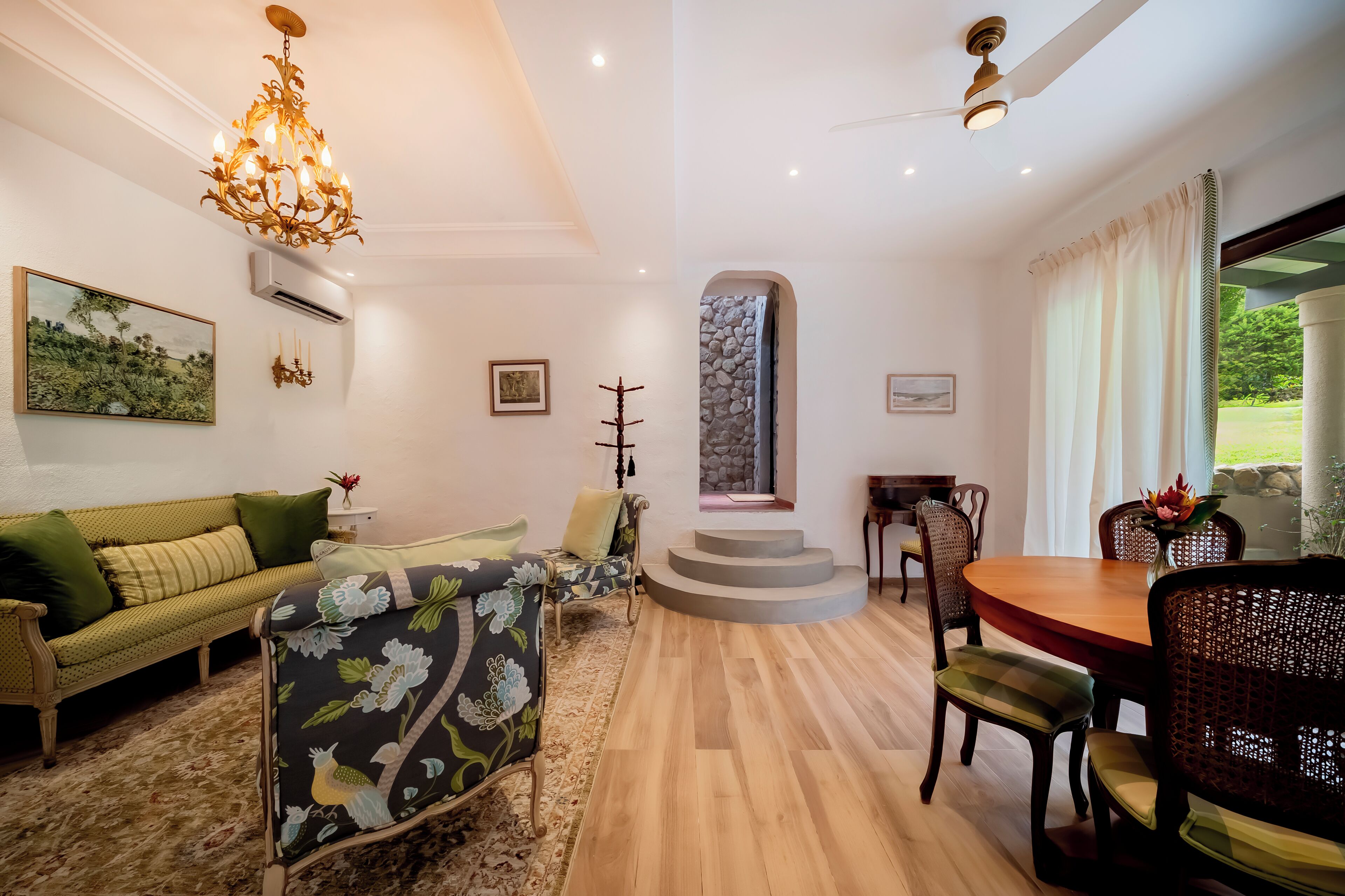 スイート キングベッド 1 台 | イタリアのフレッテ製シーツ、高級寝具、羽毛の掛け布団、セレクト コンフォート製ベッド