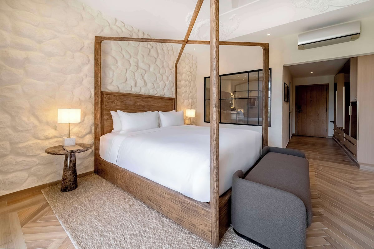 1 bedroom, Frette Italian sheets, premium bedding, down duvets