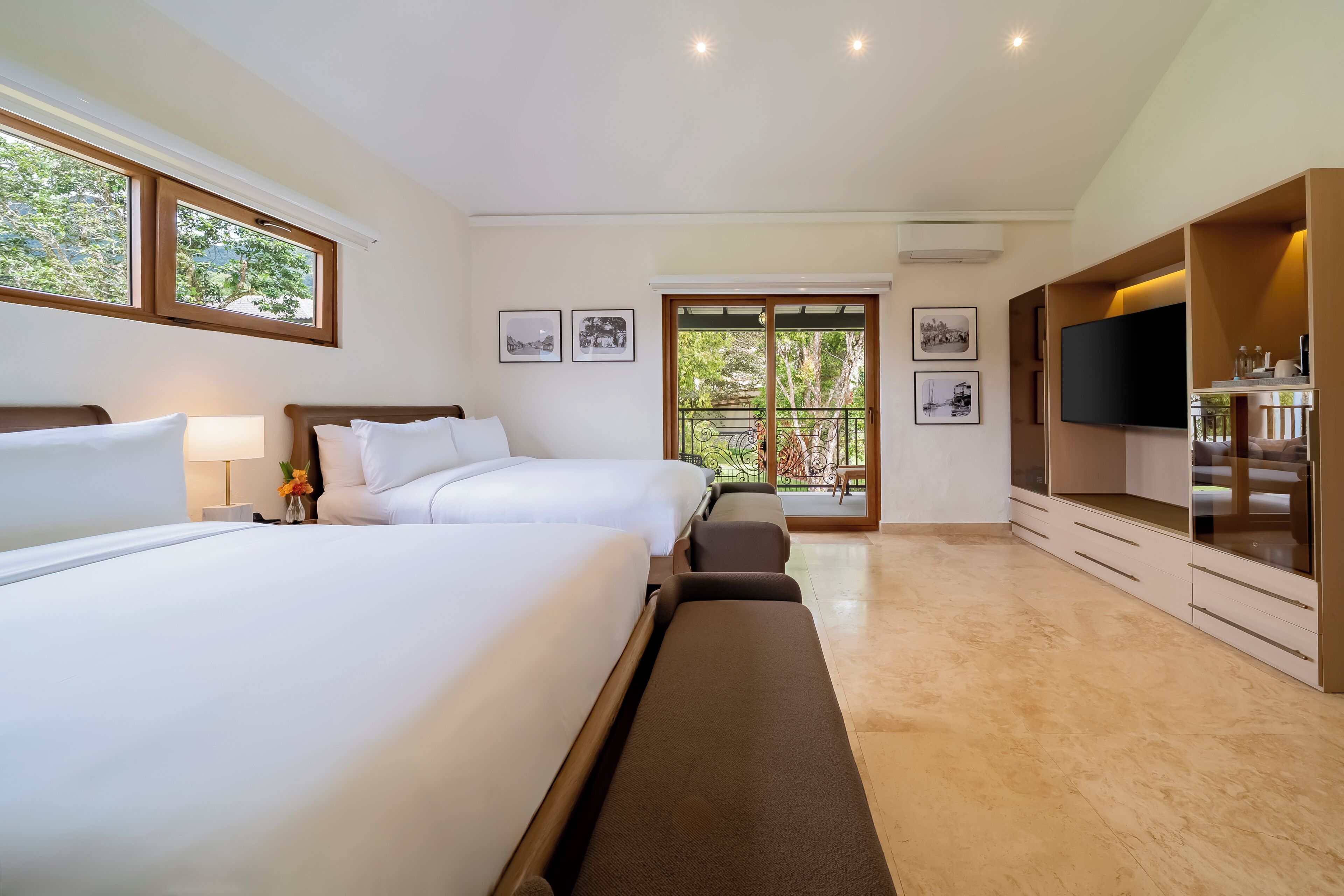 Huone, 2 keskisuurta parisänkyä | Italialaiset Frette-lakanat, ylelliset vuodevaatteet, untuvapeitot