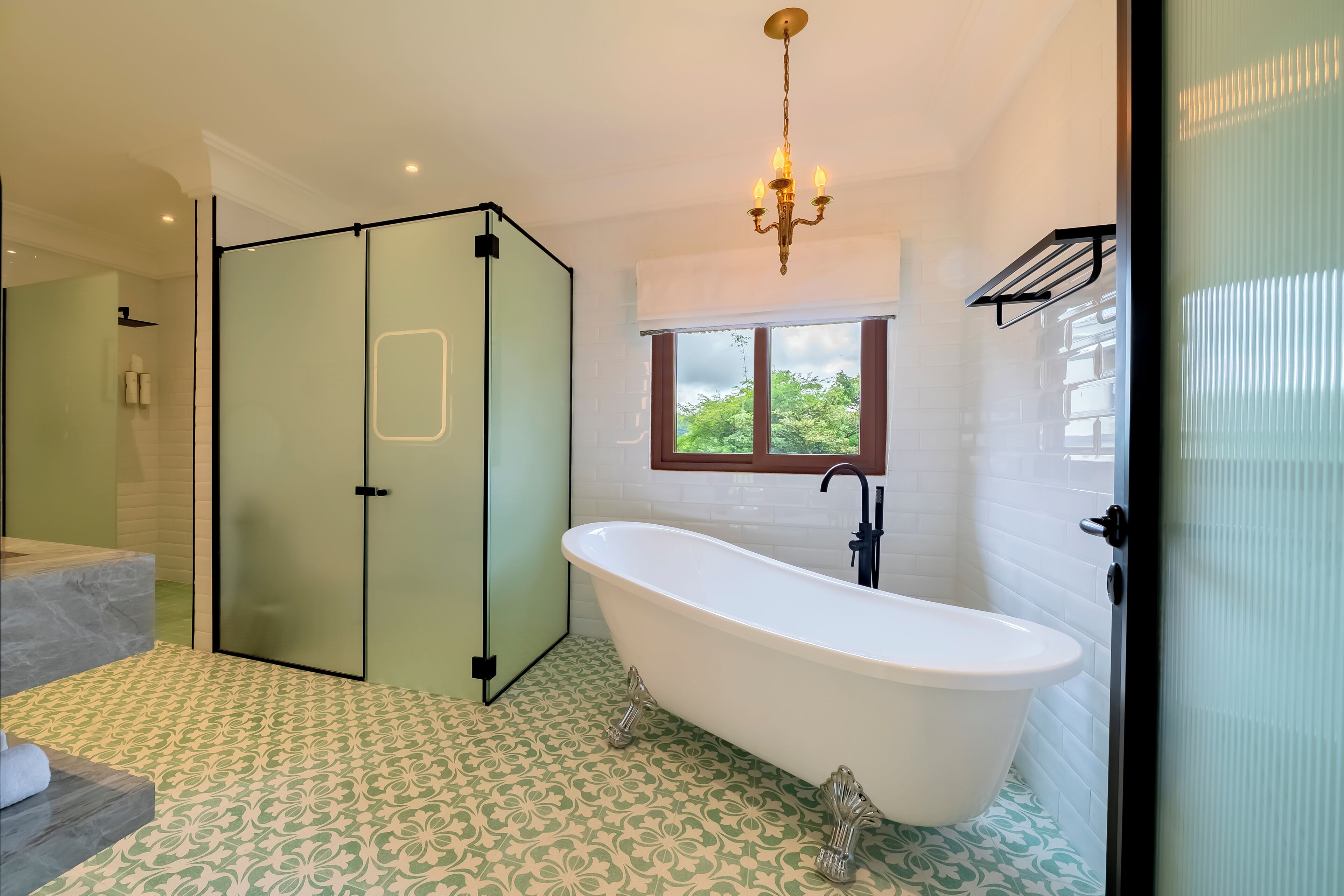 Sviitti, 1 suuri parisänky | Kylpyhuone | Erillinen kylpyamme ja suihku, ilmaiset hygieniatuotteet