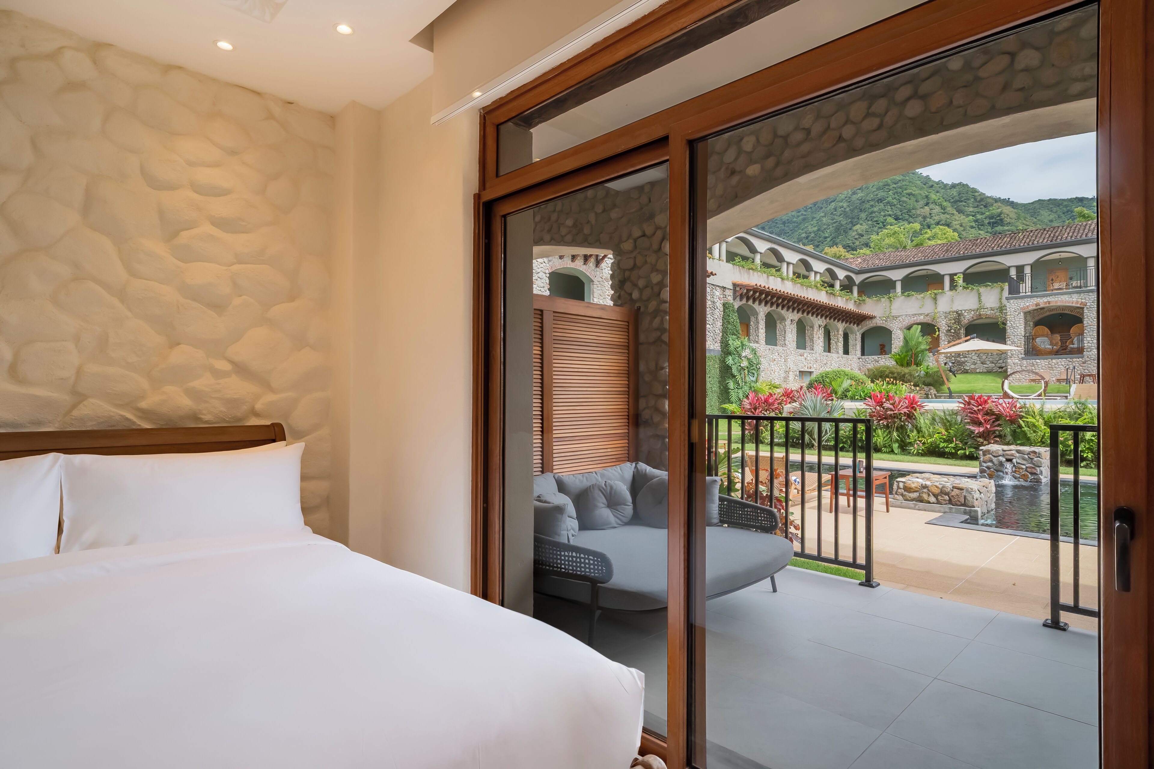 Room, 2 Queen Beds, Pool Access