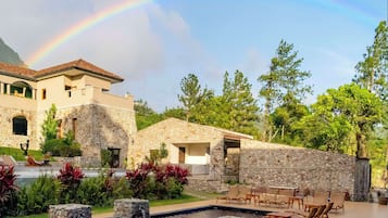 Habitación Deluxe, 2 camas Queen size, vista a la alberca | Instalaciones deportivas