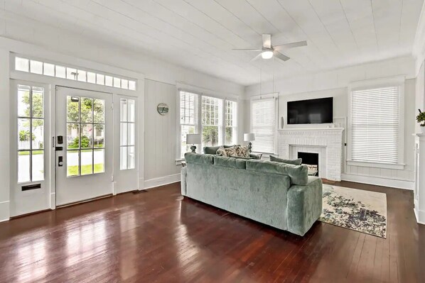 Smart TV - WeRent - Central location with Pool Table!! (Galveston)