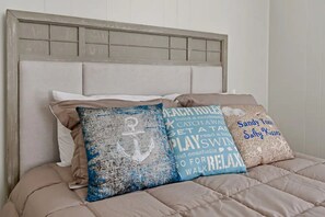 4 bedrooms, desk, iron/ironing board, free WiFi - WeRent - Central location with Pool Table!! (Galveston)