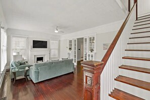 Smart TV - WeRent - Central location with Pool Table!! (Galveston)