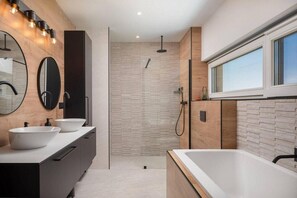 Douche, articles de toilette gratuits, sĂšche-cheveux, peignoirs