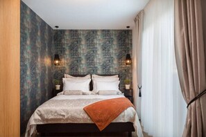 6 bedrooms, in-room safe, iron/ironing board, free WiFi