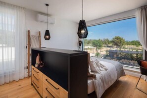 6 bedrooms, in-room safe, iron/ironing board, free WiFi