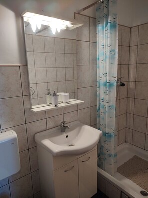 Dusj, hårføner, håndklær og toalettpapir