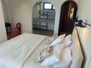 4 chambres, coffres-forts dans les chambres, fer et planche à repasser