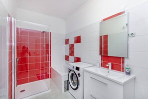 Een douche, een haardroger, handdoeken, toiletpapier