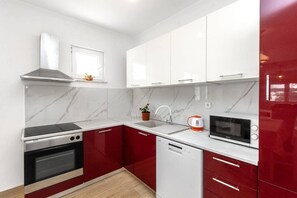 Kjøleskap, mikrobølgeovn, ovn og kokeplater