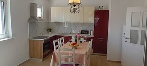 Kjøleskap, mikrobølgeovn, ovn og kokeplater