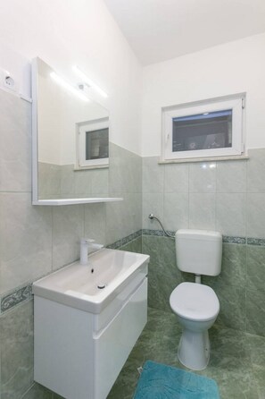 Douche, sĂšche-cheveux, serviettes fournies