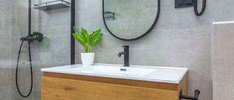 Een douche, een haardroger, handdoeken, toiletpapier