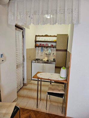 Frigorifero, microonde, macchina per tè/caffè, bollitore elettrico