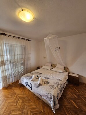 Iron/ironing board, free WiFi, bed sheets