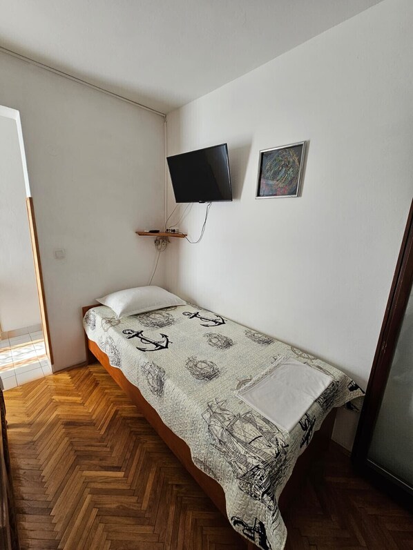 Iron/ironing board, free WiFi, bed sheets
