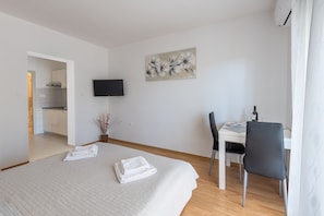 Tabla de planchar con plancha, wifi gratis y ropa de cama 