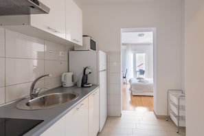 Coffee/tea maker, fridge, microwave, stovetop