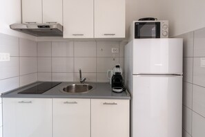 Cafetera/tetera, refrigerador, microondas, placa de cocina